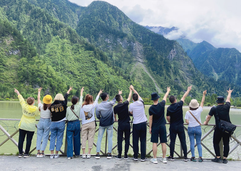 開心工作，品質(zhì)生活！西安網(wǎng)絡公司一群?有情有義的人，在一起做一件有價值有意義的事情。
